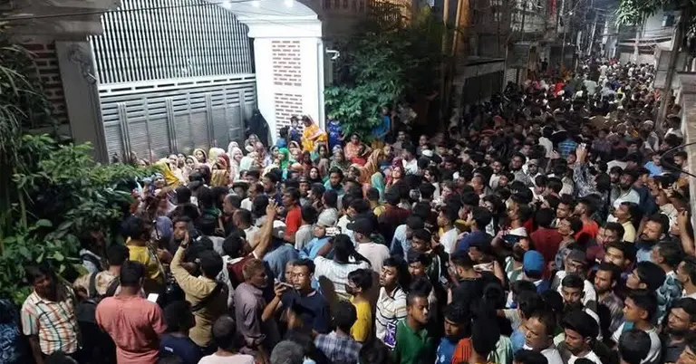 আইভীর বাড়ির গেটে স্থানীয়দের অবস্থান